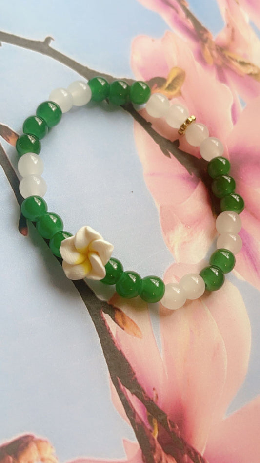 Green glass beaded bracelet with white flower